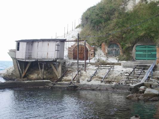 Pietralcroce: grotte sul mare